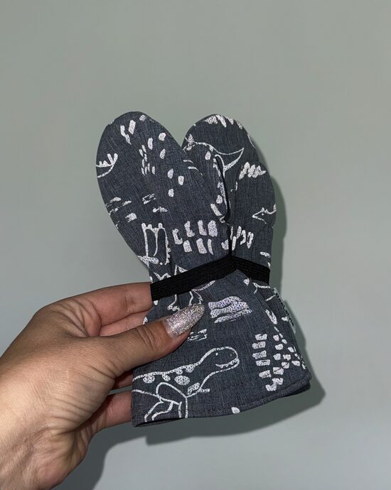 Pelēks ar gaismu atstarojošu zīmējumu Dinozauri